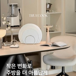 #콘수프기록집 #예쁜템최고야 
#kitchen 🍽️🤍✨
요즘 주방 최애템인
트루쿡 스텐도마 🤍
처음엔 도마가 이렇게
예뻐도 되나 싶었는데,
써보니 편하기까지 해서
더 자주 꺼내는 중 👀
필요한 사이즈만 골라
쓱- 꺼내 쓰기 좋고 🍋
탄탄한 2mm 두께로 밀림없이 안정적이고,
무연마 마감으로 마음 편하게 넘 잘 쓰는 중 ✨
무엇보다 다 쓰고 세워두면
도마보다는 오브제 같은 모습이라 🕊️✨
굳이 숨겨두지 않아도
주방 한켠에 자연스럽게 어울리는 🤍
/ 쓰는 순간도, 두는 순간도
마음에 드는 요즘 주방템 🌿
🏷️ @truecook_official 시그니처 2mm 스텐도마
#트루쿡 #truecook #kitchenessentials #cuttingboard #트루쿡 #스텐도마 #스테인리스도마 #SUS304 #무연마도마 #도마추천 #주방도마 #주방용품 #키친웨어 #주방인테리어 #주방꾸미기 #홈스타일링 #인테리어오브제 #플레이팅 #살림템