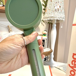 #현명한소비 #콘수프기록집 
제가 진짜 너무 잘 바꿨다고 생각한!
내돈내산 소비템💚
바로 #비욘 #필터샤워기  입니다. 
시작은,
기존 샤워기가 줄에 너무 물때끼는게 싫어서 였어요.
그 은색 스프링 밤티나는 샤워기하면 다들 아시져? 
그거 물때가 줄마다 끼는게 보기싫어서 
찾다가 요 비욘 샤워기 발견! 
주 핵심은 불순물 제거하는 
필터샤워기였겠지만 저의 결정에 가장 큰 영향을 미쳤던건 바로 필터도 아닌 헤드였어요. 
샤워기로 물받을 때
지렁이처럼 요리조리 움직이다  물벼락맞아본적 한번쯤 있지 않나요? 근데 이건, 헤드가 묵직해서 
물받이를 할 때 완전 강추예요! 
컬러도 컬러지만
정말 물받이통에 놓고 물을 채울 때
수압으로 인한 움직임이 없어서 넘 잘 받아져요. 
추가로 수압도 셉니다!
완전 만족중인 별 ⭐️⭐️⭐️⭐️⭐️
찐템입니다! 
#샤워필터 #샤워필터샤워기 #샤워기 #욕실템 #비욘샤워기 #욕실인테리어 #욕실템추천 #올리브템 #욕실샤워기 #샤워기강추 #맞팔 