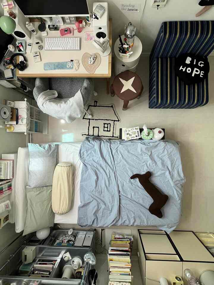 #趣味は家具配置
季節ごとに一生懸命悩んで変える家具配置！
今配置が気に入ったが今秋になったからまた悩んでみる時になった🌝

＃3平＃作り付けの部屋
＃3平方＃寝室のインテリア＃寝室の装飾＃小さな部屋のインテリア＃小さな部屋の装飾＃小さな部屋＃3平方の装飾＃3平方のインテリア＃3平方の構造＃棚のインテリア＃壁飾りインテリア＃デスクテリア＃部屋の構造の変更＃部屋の構造