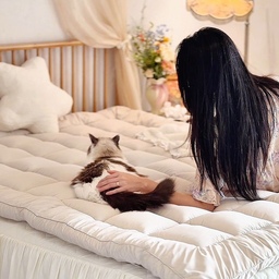 안녕하세요 멜입니다🧚🏻‍♀️
요즘 침대가 영 편하지 않아서
매트리스를 바꿔볼까 고민하다가 토퍼를 깔아봤어요 🛏️
누잠 스프링 토퍼 매트리스
돌돌 말려 있던 토퍼를 펼쳐서 침대 위에 올려주고
사계절 커버까지 씌워주니 침대가 한층 포근해진 느낌❣️
폭신하게 몸을 감싸주면서도 탄탄하게 받쳐줘서
한번 누우면 오랜 시간 머물게 되네요🥹
밴딩으로 매트리스에 고정할 수 있고
바닥에는 미끄럼 방지도 되어 있어서
자고 일어나도 크게 밀리거나 흐트러지지 않았어요
매트리스를 통째로 바꾼 건 아니지만
토퍼 하나 더해준 것만으로도
침대가 조금 더 아늑해진 요즘🤍
하루의 끝이 더 편안해지도록🧸
#누잠 #누잠토퍼 #누잠매트리스 #누잠스프링토퍼매트리스 #콘수프기록집 #현명한소비 #매트리스 #침실인테리어 #침실 #맞팔 #맞팔환영 #소통 #토퍼 #토퍼추천 #앤틱인테리어 #코티지인테리어 #빈티지소품 #침실꾸미기 