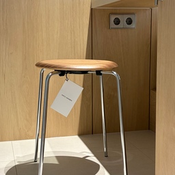 의자 하나로 애정하는 화장대가 더 예뻐졌어요 ☺️
#프리츠한센의자 #fritzhansen #프리츠한센닷스툴  #프리츠한센 #홈스타일링 #집꾸미기 #화장대의자추천
#안방가구추천 #홈데코 #구축인테리어 #화장대의자
#20평대인테리어 #20평대안방 #안방인테리어 