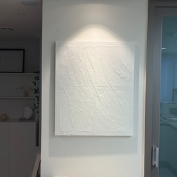 백드롭 페인팅 하나 걸어보고 싶었는데, 
생각보다 가격이 꽤 있더라고요.
사진으로 보니 만드는 건 쉬워 보여서
 “이 정도는 나도 할 수 있겠다!” 싶어 
주말에 다이소부터 다녀왔어요. 
처음엔 제법 그럴듯했어요.
그런데 하면 할수록… 
액자 뒤 십자 모양 나무 받침틀이 
점점 선명하게 보이기 시작하고
안 보이게 하려고 계속 덧칠하다 보니 
여기저기 뭉치고 갈라졌어요...
모델링 페이스트도 거의 두 통을 쓰고 
나름 열심히 만들었는데…
결과는 솔직히 마음에 안 듭니다. 😂
마지막 사진처럼 만들고 싶어서 시작한 건데, 
현실은 꽤 달랐어요.
결국 지금은 그냥 예쁜 액자 하나 사서 다시 걸어두었습니다.
역시… 사고 싶은 건 그냥 사는 게 답일 때도 있네요.
 #콘수프기록집 #오늘의우리집 #백드롭페인팅 #셀프인테리어 #다이소DIY #집꾸미기 #인테리어DIY

