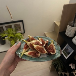 예쁜 접시에 담아 먹는 
너무 맛있는 무화과🤤🤎🤎
#예쁜템최고야 #콘수프기록집 
#무화과 #접시 #선반 #액자 #복층 #복층계단 #복층원룸 #복층오피스텔 #복층거실 #복층꾸미기 
