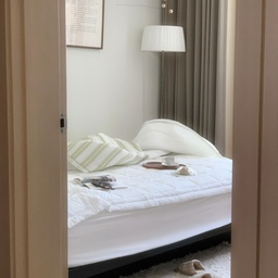 침구 바꾸기전 한컷! 여름내내 잘 사용했던 시어서커 안녕🤍 우리집 침실 분위기를 책임졌던 친구인데, 침구로 안방 분위기가 확 바뀌는만큼 다음 침구도 열심히 찾고있어요 ㅎㅎ
#인테리어노하우 #콘수프기록집 #homestyle #homeinspirations #신혼집 #신혼일상 #신혼집스타일링 #집꾸미기 #오늘의집 #집꾸미기그램 #집스타그램 #홈스타일 #인테리어 #인테리어맛집 #인테리어추천 