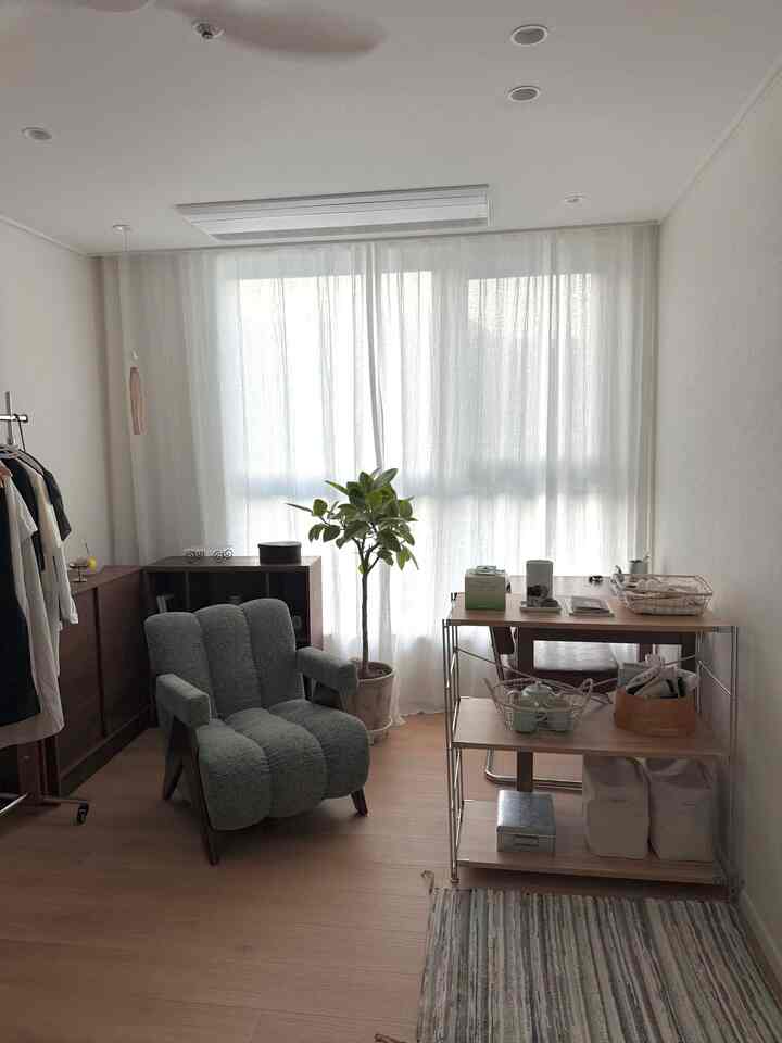 その間また変えた家具配置 💭
机を棚の後ろに隠してみました！ 
居心地の良い自分だけの空間作り☺️🫧


#趣味は家具配置 #콘수프기록집 #서재인테리어 #방인테리어 #가구배치 #선반추천 #1인소파 #러그추천 #행거추천 #ftc26기 