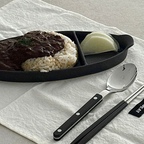 #콘수프기록집 #오늘의우리집

#제공  | 나를 위한 플레이팅 룸달 가름플레이트🍽️

혼밥을 챙겨먹을때는 간단하게 대충 먹게되는데요
이번에는 나를 위해 예쁘게 플레이팅 하고 싶었습니다 

좋아하고 예쁜 플레이트에 담아서 먹으니까
기분도 너무 좋고, 신경쓴 느낌이 팍팍 나는 기분이랄까요
하지만, 제일 좋은점은요....
행복한 플레이팅에 설거지까지 줄어들어 정리도 쉬어요

약간의 거친 도자기 느낌이 주는 특별함,
블랙포인트 인테리어로 제가 선택한 다크카카오🖤

🫶🏻하나의 소소함이 큰 행복으로 다가오는 룸달하세요🫶🏻


#룸달 #가름플레이트 #도자기식판 #나눔접시 #홈브런치 #홈카페 #도자기접시 #도자기그릇 #집들이선물 #도자기선물추천 #집들이선물추천 #맞팔환영 