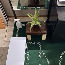 #오감리뷰 셀렉션 프로그램을 통해 제품을 제공받아 직접 사용하고 스타일링한 후기입니다.
🏷️두잉툴즈 - MINI STOOL 커스텀 다용도 스툴
🤎디자인 깔끔하게 떨어지는 미니협탁으로 도톰한 박스를 접어놓은 듯한 윗부분과 다리부분 모두 에나멜느낌으로 깔끔하게 처리되어 있어요. 특히 고정하는 나사윗부분의 색상을 다리부분과 맞춤으로 보내주시기 때문에 거슬리는 부분없이 만들어져있어요.
💛사이즈
275x195x255 
🤎기능
협탁이나 미니벤치, 북엔드로도 사용가능한 커스텀 다용도 스툴은 작은 화분이나 오브제의 높이를 올려주면서 포인트를 주기도하고, 조명이나 책등을 진열하기에도 좋습니다. 
💛편의성
특히 좁은 공간에서 책이나 물건을 올려두기 좋고, 상판과 다리의 색상을 커스텀할 수 있어서 두가지를 사서 원하는 색상으로 바꿔가며 사용해도 모두 잘 어울리는 컬러들로 이루어져 있어요. 
🤎관리법
스틸분체도장으로 매끄럽고 먼지도 잘 닦이는 재질이라 가볍게 스티키청소포로 닦아주거나 물티슈를 사용해도 이염이나 변색없이 사용하기 좋아요.
💛사용후기
기존에 두잉툴즈의 미니벤치를 거실에서 이리저리 잘 사용하고 있었는데, 이렇게 좋은기회로 두잉툴즈의 미니협탁도 사용해볼 수 있게되었어요.
두가지 제품의 다리부분이 호환이 완벽히는 되지않지만, 제 나름의 귀여운 나사들을 사용해서 바꿔보기도 했어요. 무엇보다 미니스툴의 장점은 작은 한뼘의 공간에서도 눈에 띄는 포인트가 되면서, 가구역할도 충실하다는 거죠. 
꼭 합쳐서 협탁으로만 사용하지 않고, 분리해서 물건을 담는 트레이나 북엔드로 쓸 수도 있다는게 너무 재밌어요. 따로 또 같이의 재미를 느낄 수 있는 튼튼하고 재미있는 가구에요.
아쉬운점이 있다면, 다리부분은 정해진방향으로만 설치할 수 있어요.😉
#오늘의가든 #미니벤치 #미니협탁 #협탁 #미드센추리가구 #사이드테이블 #침대협탁 #미니테이블 #미니벤치 #두잉툴즈 #커스텀가구 #커스텀스툴 #철제가구 #북엔드 #서재 #침실 #좌식테이블 #화분인테리어 #화분선반 #북선반 #좁은공간활용 #나비란 #이씨라메종 #가을인테리어 #바이너리샵 #디자인어워드 #자석선반