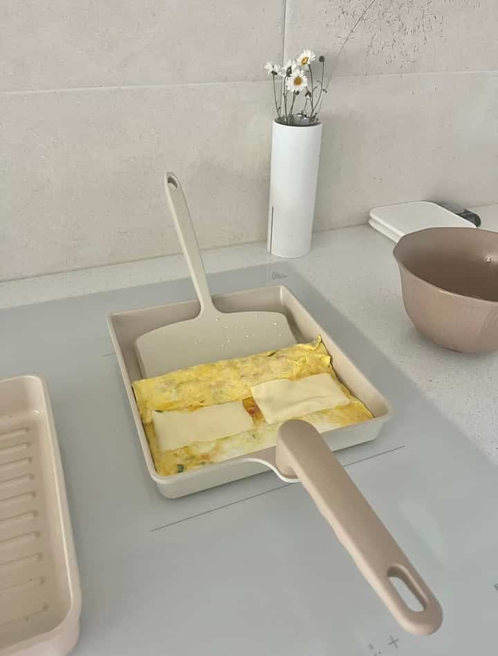 ＃コンスープ記録集＃賢明な消費

🍳ひとつで様々に、毎日使うキッチンテム賢明に選ぶ

よく使う台所用品ほど、さまざまな料理に 
活用できるかどうかをまず見る方です。

トゥルクックエッグファンと裏返しではエッグとブチを、
トゥルクック正方形フライパンセット 
ガンバス、ジャグルジャグなスープを手軽に作っています。

卵の馬のファンは形をきれいにつかんでいます。 
子供のおかず作る時も手がよく行き、 

正方形のファンはセットです。 
夕方一食を作る時の活用度が良かったですよ🧡

ここでオーデンセボールは 
卵蒸しやかぼちゃ蒸しのように簡単な調理に活用し、
新婚時のサンオーデンセボウルセットは 
本当によく使っている食器の一つです:)

電子スケールまで一緒に置く 
材料の計量も煩わしく解決できます。

よく使ういくつかのアイテムだけよく選んでも毎日の料理がはるかに簡単になること。

私が台所用品を選ぶときに大切に考える賢明な消費方法ですよ🧡

＃キッチン用品＃キッチンライフ＃キッチンテム
＃キッチンおすすめのテム
＃トゥルクックエッグファン＃トゥルクックスクエアフライパン
＃四角フライパン＃リバーシップ＃フライパンおすすめ
#アイバンちゃん 
＃サリムノウハウ＃キッチンインテリア＃ホワイトキッチン
＃新婚キッチン＃育児マムサリム

