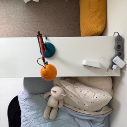 #인테리어노하우 #콘수프기록집 
🍬
아이방 사이즈가 세로로 긴 타입이라 침대와 책상을 
항상 살짝 어긋나게 배치할수밖에 없더라구요. 
책장도 놔야해서 애매하게 남는공간을 분리해주었어요. 
침대 머리맡을 조금 띄워 책읽는 공간을 만들어주니 아이가 참 좋아하더라구요. 
인테리어 노하우는 내가 가진것들로 최선을 다해 
그 능력치를 최대한 끌어올리는것입니다☺️
.
.
.
.
.
#오늘의집 #오늘의집추천 #오늘의집인테리어 #오늘의집온라인집들이 #집들이 #홈스타일링 #홈인테리어 #인테리어 #집꾸미기 #주방인테리어 #주방용품 #살림템 #살림스타그램 #신혼집인테리어 #아파트인테리어 #거실인테리어 #감성인테리어 #홈카페 #インテリア #おうち時間