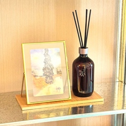 우디 러버 집주인의 N년차 내돈내산 애착템,
바로 헤트라스 디퓨저 호텔 우드향🍂
보통 헤트라스 디퓨저 하면 플라워 가든이
가장 유명한 향으로 알고 있는데,
저는 꽃향보다는 차분한 우디향을 더 선호하다 보니 
호텔 우드라는 향에 도전(?)하게 되었다는.. 
처음엔 너무 강한가? 싶었는데
공간 안에 은은하게 퍼지면 약간 인센스 향이나 
아로마 향처럼 느껴지기도 해서 마음이 편안- 해져요
요새 같은 가을 날씨랑도 넘 잘어울리는 
차분-하고 고급스러운 우디향이니까 
우디 좋아하시는 분들이라면 추천해요🖤
#작은집인테리어 #원룸 #투룸  #1인가구 
#자취생  #우드인테리어 #콘수프기록집  
#오늘의우리집 #인테리어노하우 #디퓨저  