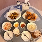주말 저녁은 역시 남편이랑 집에서 
느긋하게 치맥 한잔이죠 😊
이번엔 남편표 웻지감자까지 등장! 
바삭하게 구워진 감자에 치킨 콕 찍어 먹으니 
생각보다 너무 맛있어서 계속 손이 가더라고요😂
그리고, 가볍게 무알콜 맥주로 짠🍺✨
TV 보면서 한 잔, 맛있는 거 먹으면서 한 잔 하다 보니 
토요일 주말 저녁 순삭이네요.
행복한 주말 보내세요❤️

#콘수프기록집 #오늘의우리집 #주말저녁 #홈술 #치맥 #무알콜맥주 #웻지감자 #집밥 #신혼부부 