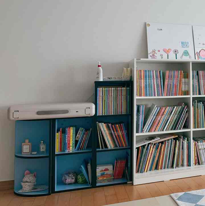 テレビの代わりに本棚を持った私たちの家のリビングルーム📚
子供たちがいる家なのでリビングを書斎のように使っています。
大きな家具をたくさん入れるよりは本棚で収納と雰囲気を一緒につかんでみました。

特にこの本棚は色感があります。
数多くの子供たちの本の中でも空間にポイントになってくれる感じ🤍
本棚のカラーに合わせてチェックラグを加えてくれるとリビングスペースがさらに居心地よくなりました。



子供たちと自然に本を近づける家を作りたいなら、リビングの書斎化もかなり良い方法だと思います:-)

＃今日の家＃今日の家のオンラインハウス＃リビングのインテリア