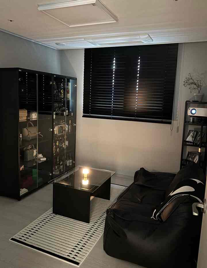 ホームバーを作りながら一番悩んだこと 🖤

お部屋を飾りながらウイスキー場
どんなことで聞こえるか本当に長く悩んでいました！

バッグまで一緒に置きたくて悩みが多かったし、 
既製家具を取り入れたときに全体的なブラックムードとよく合うかも悩んでいましたが、

結局、スペースに必須だった収納だから
デザインからサイズまでしばらく比べてみて購入後定着しました🤍

いざと入れてみると酒瓶やグラス、バッグまですっきり整理されて
ホームバーの雰囲気もさらに完成した感じで満足しています🥃🖤

＃今日の家のスタイリング＃ホームバー＃ホームバインテリア＃スーツケース＃スーツケースインテリア＃ウイスキー場＃ウイスキー収納帳＃バッグ＃収納場＃収納インテリア＃ブラックインテリア＃ブラックムード＃ホームスタイリング＃家の飾り
