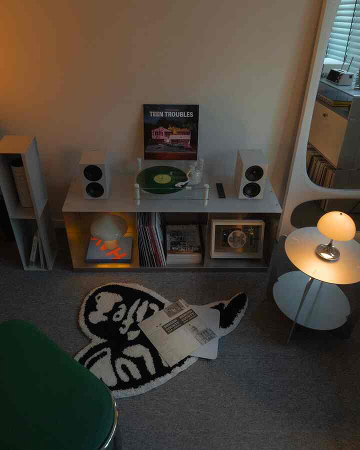 LP聞きながら週末仕上げ！ 💿🎶

デスクで使用していたケンブリッジオーディオL / R Sスピーカーを今回はターンテーブルの横に移動してみました:)

Bluetooth接続なので使いやすいです。
ターンテーブルとも似合うと思います。
しばらくはここで音楽を聴いてみましょう🙂

＃コンスープ記録集 