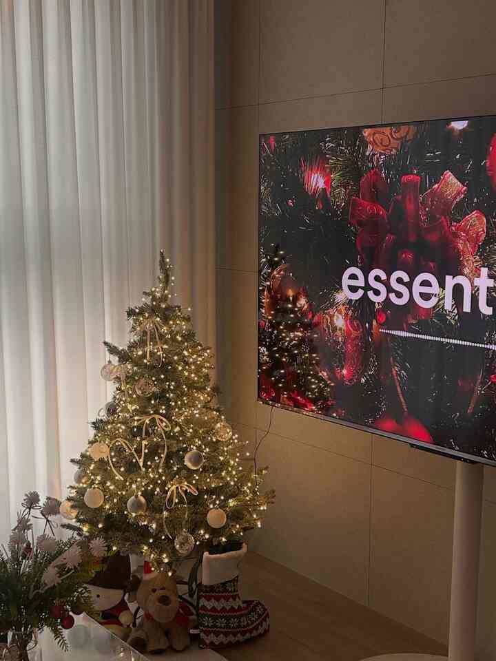 毎年取り出したい、何年も悩んでいたけど本当によく買ったクリスマスツリー🎄🤍

過ぎずに木を一つだけ立てておけば
家の中の雰囲気がしっかり変わってクリスマスシーズンごとに取り出すようになるアイテムです。

カラー感もほのかなのでオーナメントをたくさんつけなくてもきれいで、
照明だけを軽く加えれば夜はより暖かく居心地の良い雰囲気✨

何年もクリスマスごとによく書いています。
今年も一番先に取り出したいよくサンテムですよ！

今クリスマスD-96日残りました🤍
みんなそれまで幸せにしましょう！


＃クリスマスの装飾＃クリスマスのインテリア＃クリスマスの飾り＃クリスマスのホームスタイリング＃クリスマスの小道具＃ツリーのインテリア＃ツリーの飾り＃クリスマスの感情＃冬のインテリア＃冬の家の装飾＃ホームインテリア＃家の装飾＃家の家＃インテリアの家＃今日の家＃ホームスタイリング＃ホワイトインテリア＃アイボリーインテリア＃感性インテリア＃新婚旅行インテリア＃グッドサンテム


