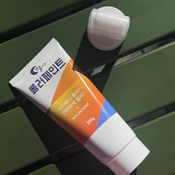 #오감리뷰 셀렉션 프로그램을 통해 제품을 제공받아 직접 사용하고 스타일링한 후기입니다.
이런 제품 찾고 있었고, 필요했어요!!
저희집 계단의 난간은 철재 마감에 화이트 페인트 도장이예요. 이제 3년 넘게 살다보니 중간 중간 페인트가 두껍게 칠해졌던 부분들이 떨어져 나가는 곳들, 그리고 생활 스크레치 등이 생겨서 도장이 벗겨진 곳들이 생겨났거든요. 보수를 한 번 해야지 했는데 딱 필요한 제품을 오감리뷰 셀렉션을 통해 만날 수 있었어요. 
제가 선택한 컬러는 화이트입니다. 
튜브 타입으로 한 손에 잡기 쉽고 토출구에 롤러를 장착해 사용하는 방식이라 따로 붓이 필요 없어요. 
✔️올인원으로 한 번에!
따로 붓, 팔레트 준비항 필요 없이 뚜껑만 열어 문지르기만 하면 페인트 보수 끝! 똥손도 쉽게 할 수 있는 쉽고 편해요
✔️부드럽게 빠르게
부드럽게 쓰윽 롤러가 지나갈 때 마다 얇게 펴 발리는 페인트가 처음 해보시는 분도 쉽게 하실 수 있어요. 페인트는 얇게 여러번 칠해야 떨어지지 않는데 부드러운 롤러가 얇고 고르게 펴 바를 수 있도록 도와줘서 편했어요 
✔️ 냄새 거의 없어요
독한 냄새 거의 없어요. 그래서 작업 하는 동안 편하게 할 수 있었어요. 
한 가지 아쉬운 점이라면, 벽지 보수에도 사용하는 페인트라 그런지 무광이예요. 저희집 난간은 유광 화이트라 좁은 부분은 티가 나지 않지만 넓은 부분을 바르면 무,유광의 차이가 나는 점은 좀 아쉬웠어요.
그래도 저렴한 가격, 편리한 사용법, 초보자도 할 수 있는 쉬운 방법 ! 벽지나 페인트 보수가 필요하신분들이라면 만족하실거예요! 
#벽지보수 #보수페인트 #롤러페인트 #인테리어보수 #페인트칠 #페인트칠하기 #페인트추천 #페인트리폼 #페인트도배 #페인트도장 #계단있는집 #계단난간 #난간대 #도장인테리어 #도장마감 #페인트마감  #셀프인테리어 #인테리어노하우 #콘수프기록집 #인테리어꿀팁 #셀프인테리어 #셀프도장 #셀프페인팅 #셀프페인트칠 