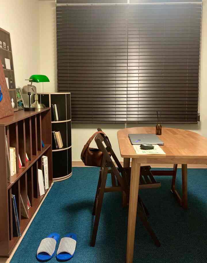 #趣味は家具配置

気分転換が必要なたびに書斎にある机と収納状のオブジェたちの配置に変化を与えています。

＃今日の家＃ランソンハウス＃デザイナーインテリア＃デスクテリア＃ウッドインテリア＃装飾＃家具配置＃家具移動＃ビンテージインテリア＃ビンテージ＃趣味コレクション