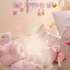 침구 교체하는 날🍐

너무 은은하고 예쁜
로즈쿼츠 컬러의 이불로 바꿔줬는데요
이렇게 사랑스러워도 되나요...💗

이제 날이 선선해지고 있어서
조금 도톰한 이불을 찾게 되잖아요
지금부터 쭉 사용하기 좋은 두께감이에요𖤐

100% 국내 생산에
100% 오가닉 코튼 원단이라 안심되고

촉감도 세상 부들부들
도톰하지만 무게감은 가볍고
폭신한 볼륨감 덕에
구름을 덮으면 이런 기분이지 않을까? 싶구요🕊🤍

몸을 부드럽고 따듯하게 감싸줘서
숙면 가능하답니다🙈

마감도 깔끔하고 컬러까지 예쁘니
가을, 겨울 침구로 둘러보시면 좋을 것 같아요ෆ˙ᵕ˙ෆ

#말그미네 #그래이불 #오가닉이불 #호텔이불 #국내생산 #콘수프기록집 #예쁜템최고야 #맞팔 #핑크템 #핑크인테리어 #핑크이불 #파스텔이불 #파스텔인테리어 #컬러인테리어 #핑크 #이불추천 #사계절이불 #차렵이불 #침구 #침대 #침실 #침실인테리어 #침실꾸미기 #침실스타일링 #자취방 #감성인테리어 #패브릭달력 #시계 #달력 #소품 