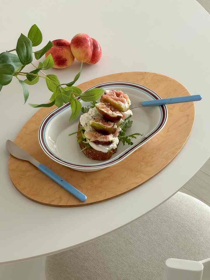 ボウルにおいしいおしゃべりを食べるの楽しみ￉

ブルーワインのボールに
ブラタチーズイチジクサンドイッチも作ってくれたのにサイズ完璧にぴったりです🍽️

カトラリーまで一緒に置きます。
簡単に着たホームカフェブランチももっと綺麗に見える🩵

毎日使う食器だけに洗浄が楽で実用的で、
国内生産陶器だから安心して使えますよ

何よりピンカシグネチャードットパッケージボックスにきれいに包まれていて
今後のチュソク、センスある器のプレゼントとしてもいいと思います⑅◡̎𓈒𓏸

⸝갳 @finca_planet @finca_archiving

＃FINCA #finca #ブランチ 