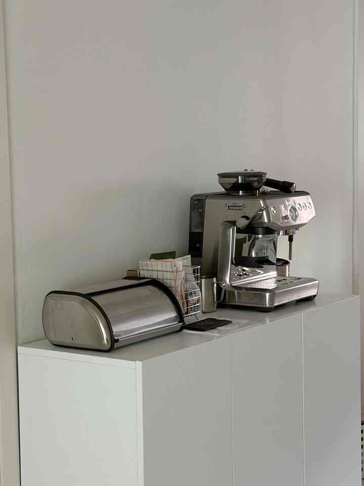 私の家の小さなホームカフェ、毎日の書き込みに投資する🤎

家でコーヒーを頻繁に飲む方です。
一日にも何度も使うコーヒーゾーンは少し気にして飾ってみました。

コーヒーマシンはブレビロ、
豆は必要なだけ少なくしてください。
豆容器とカップまで一箇所にまとめておく
朝ごとにコーヒーが降る時間がもう少し楽しくなりました☕️

最初はコーヒーマシンや関連商品にお金を使うのが
果たして必要な消費か悩みましたが、
毎日カフェに行くのではなく、自宅で私の好きなコーヒーを楽に楽しめます。
今考えてみると、よく使うことにきちんと投資した消費だと思います。

きれいなのもいいけど
結局、毎日手が行き、長く使うものが残っていると思います🤎

＃コンスープ記録集＃賢明な消費
#ホームカフェ