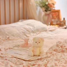 안녕하세요 멜입니다🧚🏻‍♀️
침대 위에 새로운 친구가 생겼어요🐻🌿
테디테일즈 네이처 힐링 시리즈
꽃내음 맛 별사탕이라는 이름의 레나베어🤎
이름부터 너무 귀엽지 않나요🥹
침대 위에 올려두니까 포근한 분위기랑도 잘 어울려요🧸
#콘수프기록집 #예쁜템최고야 #테디테일즈 #침실인테리어 #침실꾸미기 #레나베어 #인형 #맞팔 #맞팔환영 #소통 #빈티지 #코티지인테리어 #우드인테리어 #플라워커튼 #연휴에뭐하집 #침실꾸미기 #팬트리정리 #베개유목민의선택