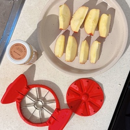 #콘수프기록집  #오늘의우리집
#살림추천템 🍎
사과 하나 먹으려고 칼이랑 도마 꺼내는 것도 은근 귀찮잖아요 ㅋㅋㅋ
요 사과 커터는 가운데 맞춰서 꾸욱 눌러주기만 하면
씨 부분은 쏙 빠지고 사과가 한 번에 8조각으로 잘려요!
손질도 빠르고 크기도 먹기 좋게 딱 맞아서
바쁜 아침이나 간식 챙길 때 정말 편하더라고요 :)
예쁘고 일정하게 잘리니까 접시에 담아놓기만 해도 먹음직스러워요 ❤️
사과 좋아하지만 깎는 건 귀찮았던 분들께 추천하는
작지만 야무진 주방 꿀템입니다 🍎
#오늘의집 #오늘의집추천템 #오늘의집살림 #살림아이템 #살림추천템 #주방아이템 #주방추천템 #주방용품 #주방꿀템 #사과커터 #사과자르기 #과일커터 #과일손질 #간식준비 #간편살림 #살림꿀팁 #신혼살림 #자취살림 #홈스타일링 #리빙아이템 #리빙크리에이터 #예쁜주방용품 #주방살림 #내돈내산