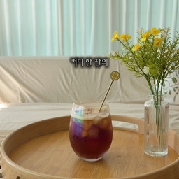 #콘스프기록집 #현명한소비
집에서 제일 열일하는 가전,
네스프레소 에센자 미니☕️
작고 가벼워서 주방 어디에 둬도 부담이 없고,
N년차인데 고장 한 번 없어서
정말 잘 샀다고 느끼는 현명한 소비템이에요.
아침마다 캡슐 하나면
바로 아이스 아메리카노 완성이라 너무 편해요.
#네스프레소 #에센자미니 #에센자미니화이트 #네스프레소에센자미니 #캡슐머신 #캡슐커피머신 #네스프레소머신 #홈카페 #홈카페머신 #홈카페인테리어 #주방가전 #주방인테리어 #작은주방 #자취가전 #신혼가전 #내돈내산 #내돈내산가전 #가전추천 #주방스타그램 #홈카페스타그램 #커피스타그램 #아이스아메리카노 #아아 #오늘의집 #오늘의집홈카페 #오늘의집주방