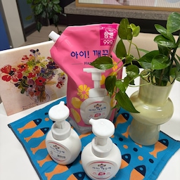 #예쁜템최고야
명절을 앞두고 새로 핸드솝을 꺼내놓아요
항균99.9%로  우려성분 무첨가에 안자극 대체테스트까지 완료한 제품으로 우리집 대표 핸드솝입니다
상큼한 레몬향이라 기분도 좋고 용기도 귀엽고 예뻐요
자주 구매하는 우리집 청결템 아이! 깨끗해입니다
#콘수프기록집  #예쁜템최고야 1
#핸드솝 #아이깨끗해 #핸드타올 #글라스화병
#캔버스액자  #명화액자  #식탁세트  #욕실용품
#린넨커튼 #트롤리 #원목선반장 
