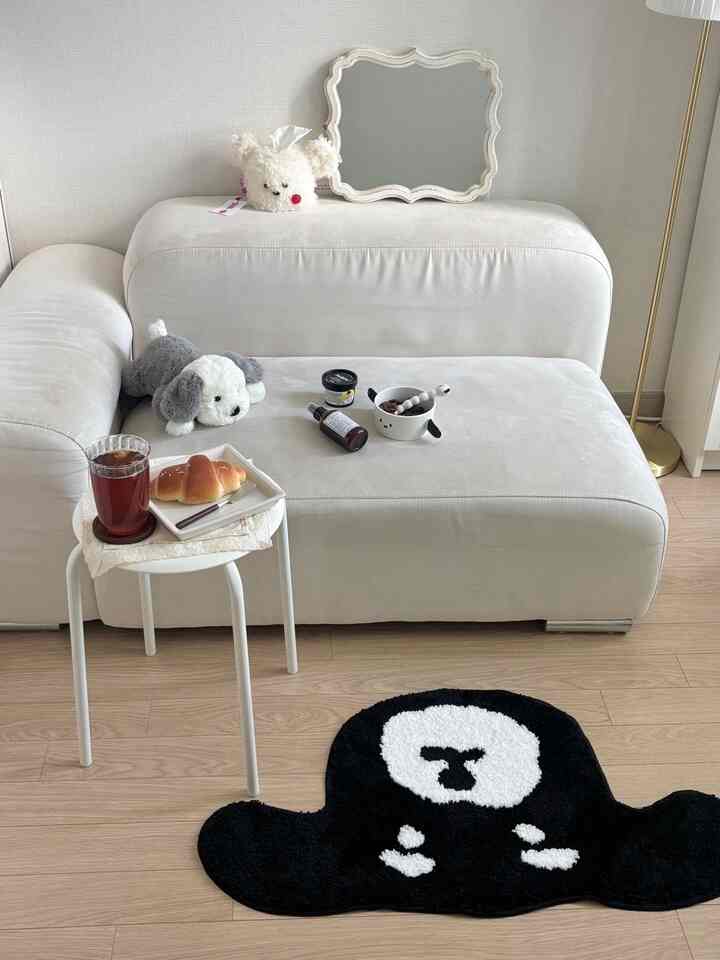 #製品サポート
キュレータープログラムを通じて製品を提供され、直接使用してスタイリングした後期です。

あざと一緒なら幸せです🐶私がブラックが好きだったか振り返るラグ登場！🖤🤍

あまりにもダークパステルが好きだった私なのにブラックラグを一つ見てみたらなんだか。

ラグなら、ほこりや管理の心配が多くて、これまで知らないふりをしてきたのですが、友達のブードルの肌触りも良くて飛び散りもないですね🥹

写真撮ろうと子犬人形とラグセットに合わせてくれたら可愛くなりました！ 🐶🐾

9/28から今日の家エディションでお会いできますよ！
 
@inapsquare

＃今日の家エディション＃イナピースクエア＃今日の家＃イナピースクエア＃inapsquare＃ホームデコ＃インテリア小道具＃感性インテリア