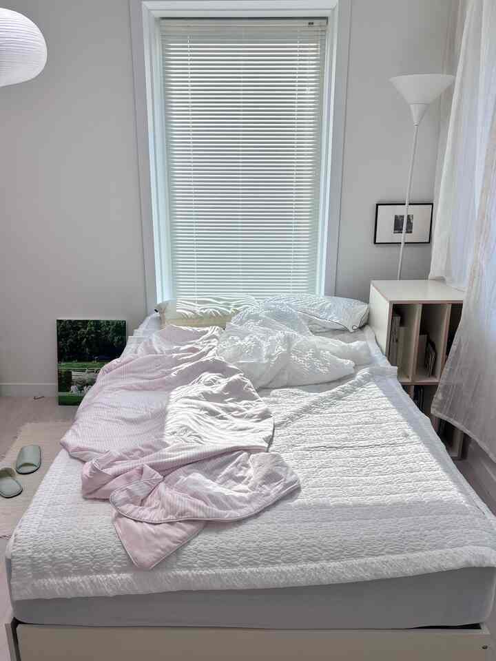どうして私の布団は家に帰ってきたら
おとなしくある日がないようです(?)

_
🚪これからの日常が気になるなら
@doing.zipで一緒に家を飾る
＃ワンルーム＃家の装飾＃自炊 