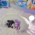#오감리뷰 셀렉션 프로그램을 통해 제품을 제공받아 직접 사용하고 스타일링한 후기입니다.

넉넉한 반달형 디자인이 일반 쿠션보다 큼직해서 몸을 편안하게 감싸주고, 색상도 아이보리색이라 소파나 침대에 두었을 때도 자연스럽게 어우러지더라고요!

보통 아기 수유쿠션으로 많이 사용하시는것 같던데
독서할 때 팔 기대기도 좋고, 휴대용 게임기 닌텐도나 휴대폰을 쓸때 때 팔을 받쳐주기에 딱이더라고요 ㅎㅎㅎ🎮

몸을 충분히 감싸줄 만큼 여유로운 사이즈라 여러 자세로 활용하기 좋았어요. 닌텐도 하면서 양팔을 편하게 올려두거나 책을 읽으며 기대기에도 넉넉하고요!

머리나 목을 받치고 낮잠을 잘 때도 편안한 반달형 쿠션이라 침대에 두고 자꾸 손이 가네요.
게임하다가 그대로 낮잠자기 좋아요 ㅋㅋㅋ

눌렀을 때 적당히 받쳐주는 탄력감이 있으면서도 몸에 편안하게 밀착되는 느낌이에요. 
특히 팔과 몸을 자연스럽게 받쳐줘 장시간 독서나 게임을 할 때 유용했습니다. 

가벼운 편이라 소파와 침대를 오가며 옮겨 쓰기도 편하고, 필요할 때 원하는 자세에 맞춰 활용하기 좋아요.
수유할 때는 팔과 아이를 편하게 받쳐줄 것 같고
평소에는 독서, 휴식, 닌텐도, 낮잠까지 하나의 쿠션으로 다양하게 사용할 수 있었어요!!

커버에 지퍼가 있어 커버를 쉽게 벗겨 세탁할 수 있는 구조라 관리가 편해요. 

사실상 방수되는 듯한 원단이라 물이나 오염이 묻었을 때 가볍게 닦아내기에도 좋았습니다. 평소 깔끔하게 관리하면서 오래 사용하기 좋은 점도 마음에 들었어요.😊🩵

#게임방 #수유쿠션 #반달쿠션 #독서쿠션 #독서공간 #미용실쿠션 #게임기쿠션 #닌텐도쿠션 #쿠션 #취미방 