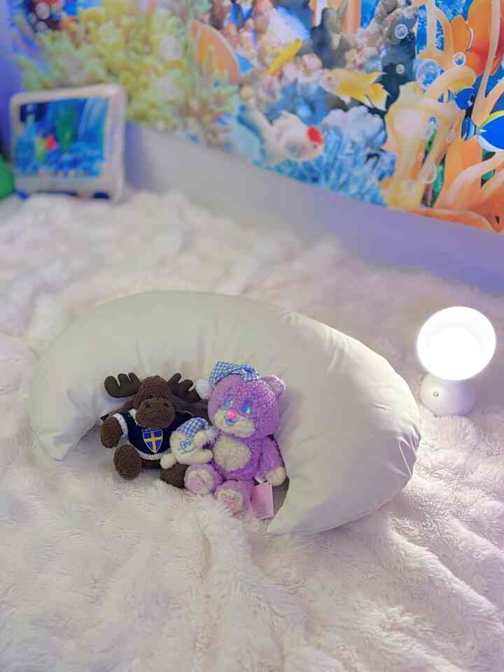 ＃五感レビューセレクションプログラムを通じて製品を提供され、直接使用してスタイリングした後期です。

ゆったりとした半月型デザインが普通のクッションよりも大きいので身体を快適に包み、色もアイボリー色なのでソファやベッドに置いた時も自然に調和したんですよ！

普通の赤ちゃんの授乳クッションとしてよく使うようです。
読んでいるときに腕の期待も良く、ポータブルゲーム機の任天堂や携帯電話を使うときに腕を支えてくれるのにぴったりですよㅎㅎㅎ🎮

体をたっぷりと包むほどゆったりとしたサイズなので、いろんな姿勢で活用できてよかったです。任天堂しながら両腕を楽に上げておいたり、本を読んで期待にも寛大ですよ！

頭や首を支えて昼寝をする時も快適な半月型クッションなのでベッドに置いて何度も手が行きますね。
ゲーム中にそのまま昼寝するのが好きです。

押した時に適度に支えてくれる弾力感がありながらも体に快適に密着する感じです。 
特に腕と体を自然に支えて長時間読書やゲームをするときに便利でした。 

軽い方なので、ソファやベッドを行き来して持ち運びも楽で、必要なときに好きな姿勢に合わせて活用するのがいいです。
授乳するときは腕と子供を楽に支えてくれるようで
普段は読書、休憩、任天堂、昼寝まで一つのクッションで様々に使えました！

カバーにファスナーがあり、カバーを簡単に剥がして洗える構造なので管理が楽です。 

事実上防水するような生地なので、水や汚れがついたときに軽く拭き取るのにも良かったです。普段はすっきりと管理しながら長く使える良い点も気に入りました。😊🩵

＃ゲームルーム＃授乳クッション＃バンダルクッション＃読書クッション＃読書スペース＃美容室クッション＃ゲーム機クッション＃ニンテンドークッション＃クッション＃趣味室 