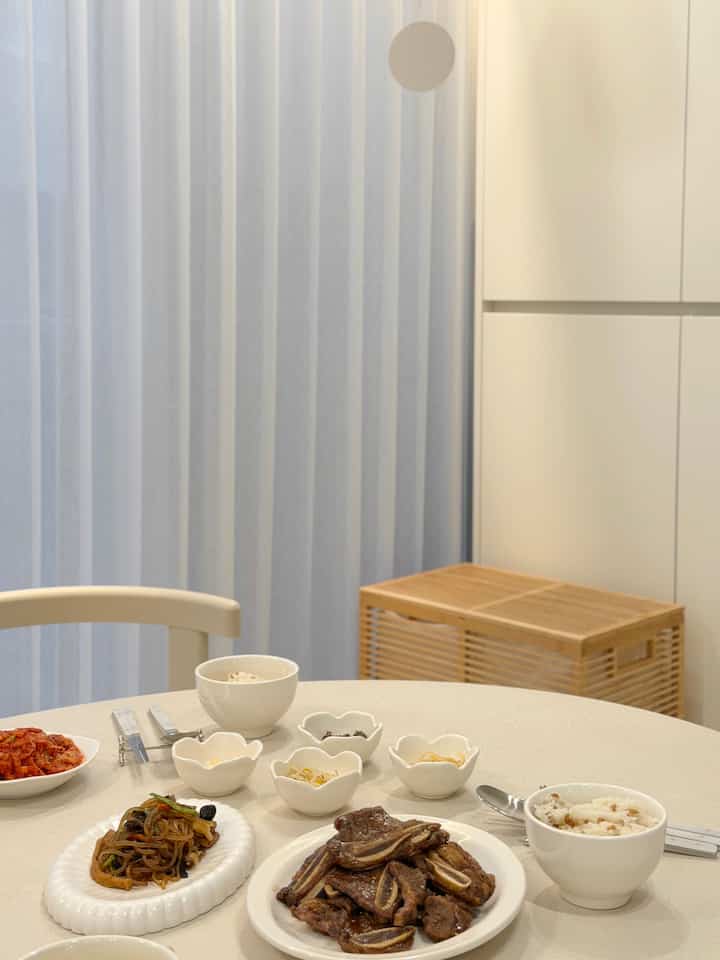 #연휴에뭐하집 #추석상차림

主婦が連休で最も多くすることは？ 
正解！炊飯！ 😭😭

祭りのプレゼントに入ったLAカルビがたくさんあったので味付けして焼いてみました。 
お母さんが持ってくれた様々なハーブと雑菜で米が豊かになりましたねㅎㅎㅎ 

私の家族はもともとメインおかずだけを置いて食べる方です。
あれこれ載せるから祝日の雰囲気が出ると思います🤍


#laカルビ #추석 #집밥 #홈스토랑 #그릇 #시라쿠스 #인소일 #소통 #맞팔 #선팔 

