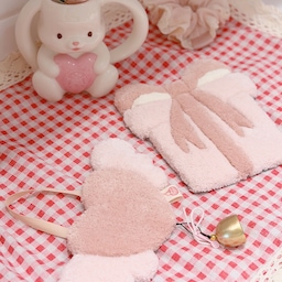 안녕하세요 멜입니다🧚🏻‍♀️
요즘 집 곳곳에 귀여운 소품 하나씩 더해주는 재미에 빠져있어요 🎀
이번에 눈에 들어온 건 알록달록한 컬러가 매력적인
소푼 터프팅 도어벨과 코스터🩷
동글동글한 하트 모양에
폭신한 터프팅 질감까지 더해져서
그냥 걸어두기만 해도 귀여운 포인트가 되어주더라구요
저는 이런 작고 예쁜 소품들을 좋아해서
집에 하나씩 모아두는 편인데
볼 때마다 괜히 기분 좋아지는 아이템들이 있는 것 같아요 🌷
크게 꾸미지 않아도
이런 작은 오브제 하나만 더해주면
공간에 귀여운 분위기가 생겨서 좋아요 🤍
오늘도 마음에 드는 예쁜 것 하나 추가 완료 🫶🏻
#터프팅 #터프팅소품 #터프팅인테리어 #하트소품 #인테리어소품 #집꾸미기 #홈인테리어 #빈티지인테리어 #소품꾸미기 #홈스타일링 #콘수프기록집 #예쁜템최고야 #집들이선물 #핑크인테리어 #핑크소품 #핑크템 #러블리로맨틱 #맞팔환영 #맞팔 #소통 
