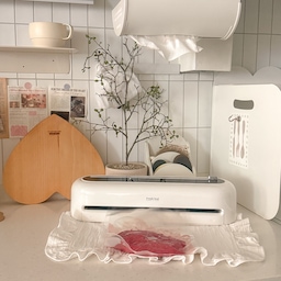 #꽁꽁수납템
진공포장기 하나 들였더니 
식재료 보관이 훨씬 편해졌어요 🤍
장보고 온 식재료를 한꺼번에 정리하다 보면
남은 재료를 어떻게 보관할지가 늘 고민이었는데
프레시씰 진공포장기 V1889 덕분에 
보관이 한결 간편해졌어요
제가 직접 사용해보면서 가장 편했던 건
식재료에 따라 7가지 타입으로 선택해서 
진공포장할 수 있다는 점
건조식품부터 채소와 과일, 생선, 고기, 국물이나 양념까지
재료에 맞는 모드를 선택해서 사용할 수 있어서 좋았고
특히 국물&양념은 5KPa의 소분 진공압으로 
밀봉할 수 있어 더욱 편리했어요
실제로 사용해보니 진공 압축과 밀봉도 빠른 편이라
장본 뒤 여러 식재료를 한꺼번에 정리할 때 
대기시간이 길지 않았고
남은 고기나 채소를 나눠 보관하기에도 좋았어요
가정용진공포장기를 찾으면서 디자인도 중요하게 봤는데
V1889은 주방에 꺼내두어도 
부담 없는 깔끔하고 슬림한 디자인이라 마음에 들었고요
또 하나 마음에 들었던 부분은
사용 후 아래쪽을 분리해서 세척할 수 있다는 점
식재료를 직접 다루는 진공포장기인 만큼 
세척이 편한 것도 꽤 중요하더라고요
밀폐용기만으로 보관하기 애매했던 식재료도
포장비닐에 나눠 담아 진공 밀폐해두니 
냉장고 정리도 훨씬 깔끔해지고
필요한 만큼 소분해서 보관할 수 있어 실용적이었어요
깔끔한 디자인에 안전 설계를 기반으로
과열을 방지하며 빠른 진공포장,
7가지 타입으로 다양하게 사용할 수 있는 점까지
직접 써보니 왜 필요한지 알겠던 주방가전이에요🤍
#프레스씰 #진공포장기 #가정용진공포장기 #밀폐용기 #포장비닐 #주방 #주방인테리어 #오늘의가든 #예쁜그릇자랑 #주방용품 #주방꾸미기 #감성주방 #스티컬타일 #붙이는타일 #주방수납 #주방정리 #주방템 #스튜디오무드 #인덕션가리개 #가스레인지가리게 #작은변화큰차이 #하트도마 #간접조명 #무타공선반 #집꾸미기 #밀폐보관 #편리한주방 #화이트주방 #주방살림템