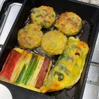 #연휴에뭐하집 연휴엔 역시 간편한 게 최고죠 🍳
코스트코 모둠전 사각팬에 노릇하게 데워서 케찹 찍어 먹으며 티비 정주행 중입니다 ❤️🔥
명절 음식 질릴 땐 케찹 조합이 은근 치트키인 거 아시죠? 다들 연휴 잘 보내고 계신가요!

#주방살림 #살림기록 #홈쿡일기 #코스트코추천템 #팬요리