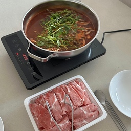 #콘수프기록집 #오늘의우리집 
요즘 가장 자주 손이 가는 스텐 웍팬이에요.
깊이가 넉넉해서 볶음요리는 물론이고 샤브샤브처럼 국물 있는 요리에도 좋고, 찜기와 함께 사용하면 찜 요리까지 다양하게 활용할 수 있어 실용적이에요.
통5중이라 열도 고르게 전달되고, 무연마제 제품이라 처음 사용할 때도 부담이 적었어요. 하나쯤 오래 두고 쓰기 좋은 주방템으로 만족하고 있어요 :)
#오늘의집 #오늘의집추천 #오늘의집리뷰 #스텐팬 #스텐웍 #웍팬 #궁중웍 #스테니 #스테니웍팬 #통5중 #무연마제 #스텐조리도구 #주방용품 #주방템 #살림템 #요리템 #샤브샤브 #찜요리 #홈쿡 #신혼집