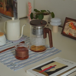 가을 일상 한 조각🍂☕️📖
#집꾸미기 #원룸인테리어 #책상꾸미기 #자취방 #테이블 #테이블매트 #키친크로스 #티포트 #티컵 #찻잔 #독서 #책 #식물 #예쁜템최고야 #콘수프기록집 #연휴에뭐하집 