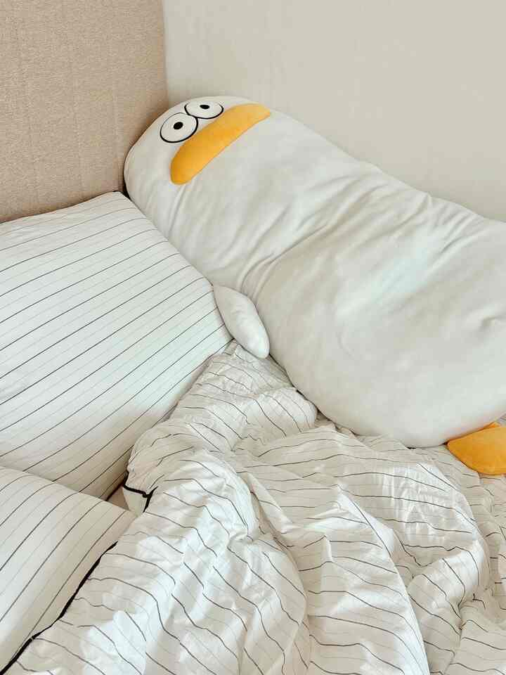 
ベッドの片側を占めているオナ 💛
かわいいインテリアの小道具として連れてきた。
恥ずかしい肌触りが思ったよりも好きです☁️

妊婦の最近はボディピローの代わりに
寝るとき左に横になって、必ず抱きしめて寝ている⊹˚₊𓍢ִ

王は大きいので王はかわいいです✦₊˚
大きめで期待したり足上げてるのがいいし、
縞模様の寝具とうっとうまく似合って
最近最高の愛情のある寝室の小道具です:)

#インテリア小物 