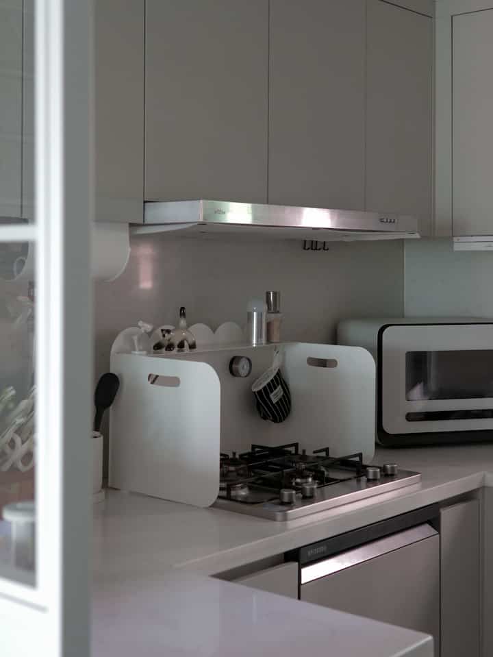 ＃五感レビューセレクションプログラムを通じて製品を提供され、直接使用してスタイリングした後期です。

キッチンで最もよく使う空間がガスレンジの前なので、レンジガードは機能も重要ですが、毎日目に入る姿も気に入ってほしいと思いました。

スタジオムードオブジェガードは初めて見た時から上部の丸い曲線が目に入ってきました。 

白いキッチンに置くとガスレンジの周りが一気に整えられて見え、大きな遮蔽膜を立てている感じより小さい家具をひとつ詰め込んだような雰囲気が出ましたよ◡̈ 

最初は棚を一緒に置いて小さなオブジェと調味料を上げてみました。

いつも空にしておく曖昧だったガスレンジの後ろに私の好きなものを置く席ができてよかったです。

白いガードの前には黒いキッチングローブをかけておくと、私の好きなモノクロの組み合わせも自然に仕上がりました。棚なしで板を立てて写真とタイマーを貼ってみると今回はまた違った感じ、

同じ製品なのにどのように飾るかによってキッチンの雰囲気が変わる点が一番面白かったです。

鉄製ならではの落ち着いた感じがありながらも丸みを帯びたデザインのおかげで、冷たくなったりカッコよく見えません。 

ガスレンジの側面まで隠してくれるので、調理するときに周りに弾く油もあまり気になりませんでした。 

実用的なものは普通目立たなかったらと思いましたが、このガードはむしろキッチンの写真を撮るときに必ず一緒に入れたくなります。毎日使う空間に小さな変化だけを与えましたが、キッチンの前に立つ気分まで少し変わりました。


＃コンスープ記録集