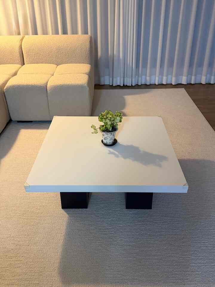 リビングルームに小さな緑色を加える植木鉢🪴

白いテーブルの上に植物を1つだけ置いても
空間がはるかにできている感じです。

すっきりとした正方形のテーブルは、ダメなデザインです。
ブックルソファとも自然に交わり、
広いラグまで一緒に敷いてくれるとリビングがさらにふんわりとなりました。

ホワイトとアイボリートンを中心とした空間に
緑の植物がほのかなポイントになってくれる組み合わせですよ💚✨

大きく飾らなくても
小鉢一本、ラグ一本だけで
リビングルームの雰囲気は生きています💡

#FTC27機＃植木鉢インテリア＃植物インテリア＃プランテリア＃リビングポット＃インテリア小物