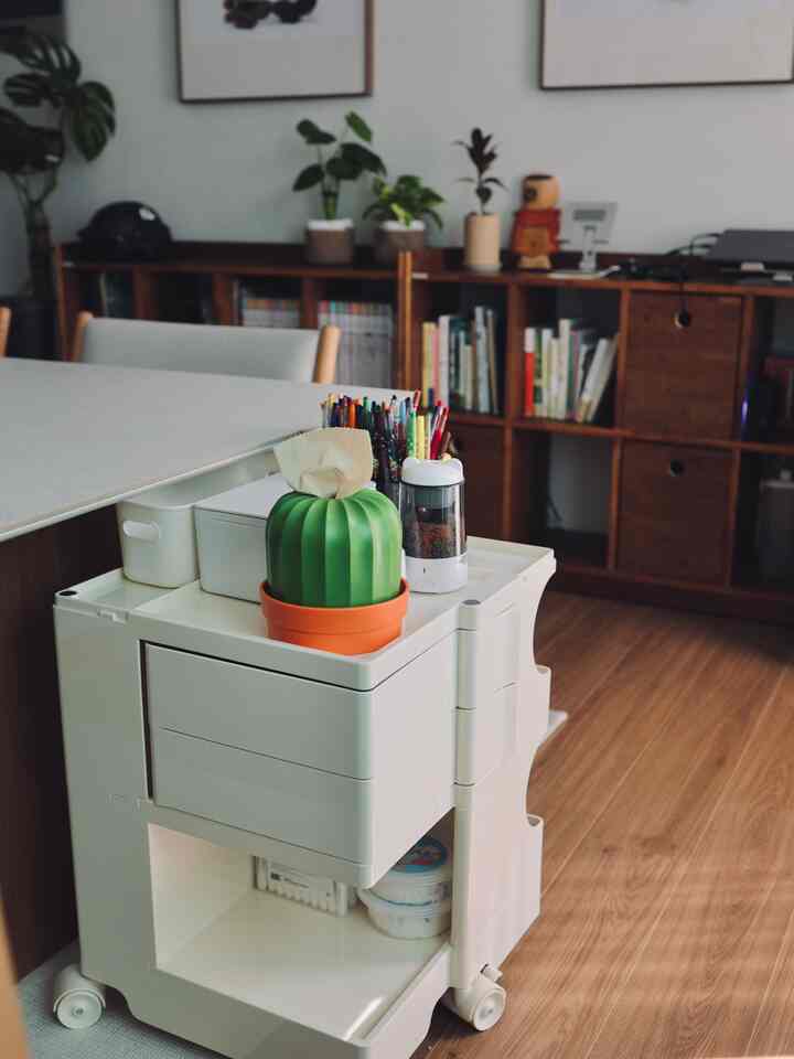 「子供たちが泊まる席の小さなサボテン」 

子供たちがよく使うこの小さな席に
いつも色鉛筆もあり、細かいものも残っています。

毎日使う空間だから
生活の痕跡が自然に溜まるところ。

だから休憩一つ
ちょっと面白い姿だといいな
サボテン状のケースを置いておきました。

必要なものです。
子どもが使う空間の中では
小さな小物のように見せて、もっと気に入っています。

整った姿より
誰かが滞在した道があるこのようなシーン
最近はもっと良かったです。

今日も心が留まる空間を記録します。 🌿

今日の家