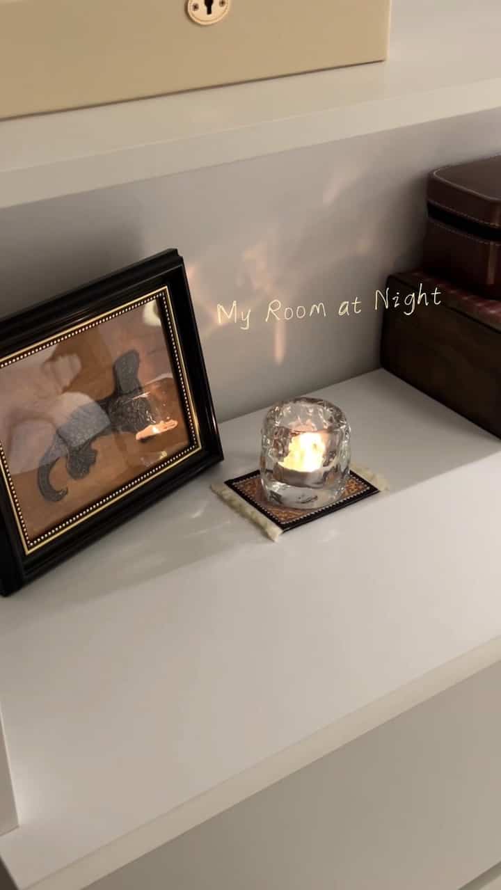 日中は明るく、夜はもう少しふわふわする部屋🛋️⋆｡˚

今の部屋を短く収めてみました。これからホワイトインテリアを元に、私の好みを一つずつ加えて、もう少しふんわりと居心地よく飾っていこうと思います🫧

私は今後の冬がとても期待しています。
気になる点はコメントで教えてください -  #데스크테리어 #책상꾸미기 #원룸꾸미기 #자취방꾸미기 #침실인테리어 #방소개 #내방소개 #아늑한방 #감성인테리어   #roomtour #cozyroom #whiteroom #desksetup #roomdecor
