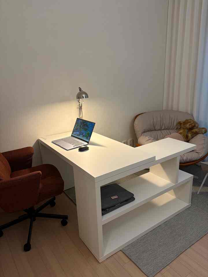 子供ができる前には、小部屋の二つをそれぞれの空間として使ってみることで合意🩶

小さな部屋のインテリアに適した家具配置に気を使って！
平凡でないデスク構造にしてスペースを効率よく使えるように！

ブリックカラーの椅子をポイントに、
子供はいないが授乳椅子を置いて好きな映画を楽に横になってみる自分だけの休憩空間🫧🤍

＃作業室のインテリア＃小さな部屋の飾り＃ふわふわの椅子＃授乳椅子 