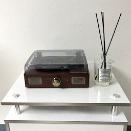🎶 우리 집의 취향을 채워주는 작은 공간
거실 한켠에 LP PLAYER와 로봇청소기장을 함께 두었어요 🤍
음악을 듣는 시간도 좋아하지만
LP PLAYER 자체가 하나의 인테리어 소품이 되어주는 느낌이라 볼 때마다 괜히 
기분이 좋아지는 공간이에요 🎧
그리고 그 아래에는 로봇청소기장까지 쏙!
생활가전은 숨기고 싶지만
꺼내기 불편하면 결국 손이 안 가잖아요.
그래서 자주 사용하는 로봇청소기는
깔끔하게 정리하면서도 바로 사용할 수 있도록
전용장에 넣어주었어요 🧹✨
화이트 + 우드 베이스의 거실에
우드톤 LP PLAYER의 빈티지한 무드와
화이트톤의 미드센추리 로봇청소기장이 더해지니
조금 더 따뜻하고 취향이 느껴지는 공간이 완성된 것 같아요 🌿
예쁜 것과 실용적인 것,
둘 다 포기하고 싶지 않은 신혼집 🤍
작은 소품 하나, 가구 하나를 고를 때도
우리의 취향을 담아가는 재미가 쏠쏠해요 🏡
#오늘의집 #오늘의집FTC28기 #FTC28기
#신혼집인테리어 #신혼집꾸미기 #거실인테리어
#거실꾸미기 #LPPLAYER #LP플레이어 #LP인테리어
#로봇청소기장 #로봇청소기 #가전수납
#우드인테리어 #화이트우드인테리어 #집꾸미기
#신혼집소품 #인테리어소품 #오늘의집추천