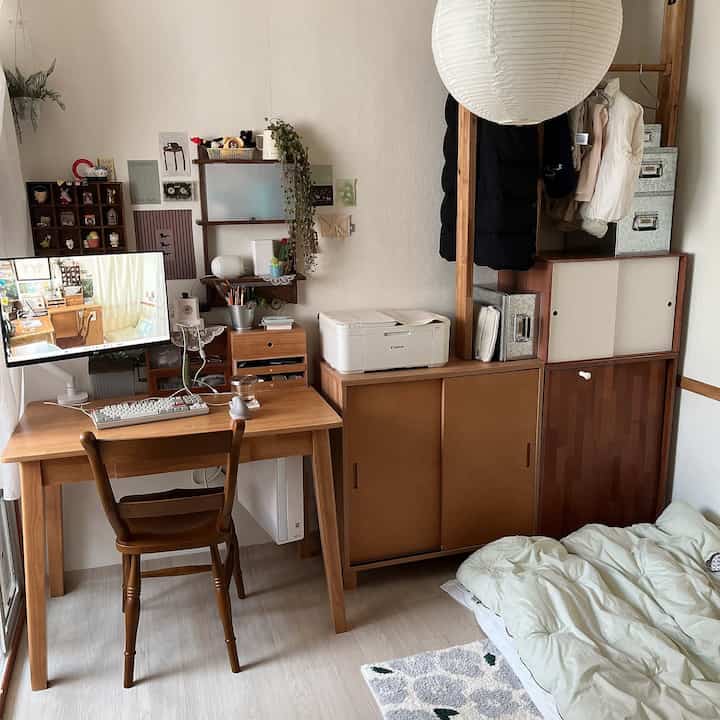 最近の部屋🤎
ウッドトーンで全体的な雰囲気に合わせて
きれいにまとめてみました！ ˚₊

家具の配置を少しずつ変えながら
小道具も一つずつ変えていくんですよㅎ 

少しずつ変えながら
お好みに合わせていっています✧˖°

＃今日の私たちの家＃コンスープレコードハウス＃小さな部屋＃小さな部屋飾り＃寝室＃木材＃ウッドインテリア＃壁棚＃壁飾り＃かわいいテム最高屋＃インテリアノウハウ＃スペース分離＃スペース活用＃原木ハンガー＃部屋のインテリア＃デスクを飾る 