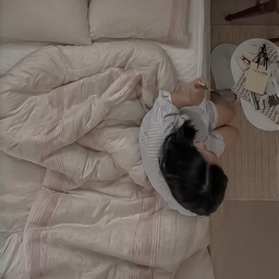 요즘 하루의 마지막을 조금 더 천천히 보내고 싶어서 
잠들기 전 아로마 참에 르에르베 딥슬립 필로우 아로마오일을
두세방울 톡- 떨어뜨려주고 있어요~✨
인공향료 없이 라벤더, 스윗오렌지, 시더우드 식물에서 추출한
천연 에센셜오일을 블렌딩한 향이라 처음엔 싱그럽게
시간이 지나면 은은하고 포근하답니다!
침실에 좋아하는 향 하나 더해두는 것만으로도 
하루를 마무리하는 시간이 조금 특별해지는 기분이에요 :)
아로마 참에 톡, 이불 정리하고 조명 낮추고,
오늘 하루도 천천히 마무리하기-*
예쁜 리본 기프트백까지 있어서 나를 위한 작은 휴식은 물론
집들이나 생일처럼 소중한 사람에게 건네는 향기로운
선물로도 좋을 것 같아요♥
#르에르베 #아로마오일 #에센셜오일 #아로마테라피 
#집들이선물추천 #생일선물추천 #아로마오일추천 #릴렉싱 
#침실분위기 #콘수프기록집 #콘수프기록 #콘수프필름 
