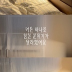 전형적인 구축 침실에 커튼 대신 로만쉐이드를 달았어요.
소품 하나 바꿨을 뿐인데 침실 분위기가 완전히 달라졌어요 🤍

🪟 줄 하나로 높이 조절
원하는 만큼 올리고 내릴 수 있어서
아침엔 반만, 낮엔 끝까지 올려서 써요.

📐 층층이 접힌 모습
올렸을 때 주름이 층층이 접히는 모습이 제일 예뻐요.
양옆으로 커튼이 뭉치지 않아서 창가도 깔끔해요.

☀️ 낮에는
린넨 100%라 햇빛이 은은하게 들어와요.
손을 대보면 비침은 딱 이 정도예요.

🌙 그리고 밤에는
침대 조명만 켜두면 주름마다 그림자가 생겨서
불 끄고 누우면 호텔 부럽지 않아요.

로만쉐이드로 저희 부부 최애 공간 완성 🛏️

#로만쉐이드 #린넨로만쉐이드 #침실인테리어 #구축인테리어 #신혼집침실 #커튼추천 #침실커튼 #호텔침실 #구축아파트 #신혼집인테리어