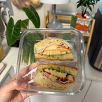 💓 오늘의 주방

🥪 사과 넣은 포카치아 샌드위치, 아침 10분 도시락

요즘 빠져 있는 조합이 있어요. 햄 치즈 샌드위치에 사과를 넣는 거예요.

처음엔 좀 어색할 것 같았는데, 짭짤한 햄이랑 아삭하고 달콤한 사과가 생각보다 너무 잘 어울려요. 바질페스토까지 바르면 카페에서 파는 샌드위치 부럽지 않더라고요.

제가 만들 때 신경 쓰는 건 이 네 가지예요.

✔️ 빵은 포카치아로, 속재료가 많아도 눌리지 않게
✔️ 아래쪽 빵에 바질페스토를 발라 향을 살리기
✔️ 사과는 얇게 썰어 층층이 쌓아 단면을 예쁘게
✔️ 종이 호일로 꽉 감싼 뒤 잘라야 모양이 흐트러지지 않아요

유리 용기에 담아두면 들고 나가기도 편하고, 점심시간에 열었을 때 기분이 좋아져요. 😊

작은 부엌이지만 식물 옆에서 아침을 준비하는 시간이 요즘 제일 좋아하는 순간이에요. 🌿

#샌드위치 #도시락 #포카치아샌드위치 #사과샌드위치 #바질페스토 #집밥 #주방인테리어 #식집사 #플랜테리어 #아침루틴 #plainlois #맞팔 #맞팔환영