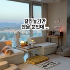 #인테리어노하우
갈라놓기만 했을 뿐인데... 거실의 느낌을 좌지우지하는건 소파라고 해도 과언이 아니죠
아니 어쩌면 소파가 집의 중심이라고 해도 될거같구요

그런 소파가 너무 정 가운데 떡 버티고 있으니 
약간 답답한 느낌이 들더라고요

모듈소파가 좋은게 뭐겠어요
분리가 가능하다는거잖아요
1인씩 떨어지는 소파를 분리하고
가운데 티테이블을 놔주고
옆에는 티테이블과 같은 소재의 고재느낌으로 미니바 분위기를 내주었더니
호텔느낌이 들더라고요

저희는 집이 초고층이라 
소파에서 뒤를 돌아보면 라운지 느낌도 나거든요
비록 시티뷰지만요 ㅎ

혹시 저처럼 모듈소파를 갖고 계시다면
1인씩 떨어뜨려서 다른 느낌을 내보시는건 어떨까요?

#콘수프기록집 #소파 #호텔같은집 #거실 #아파트 